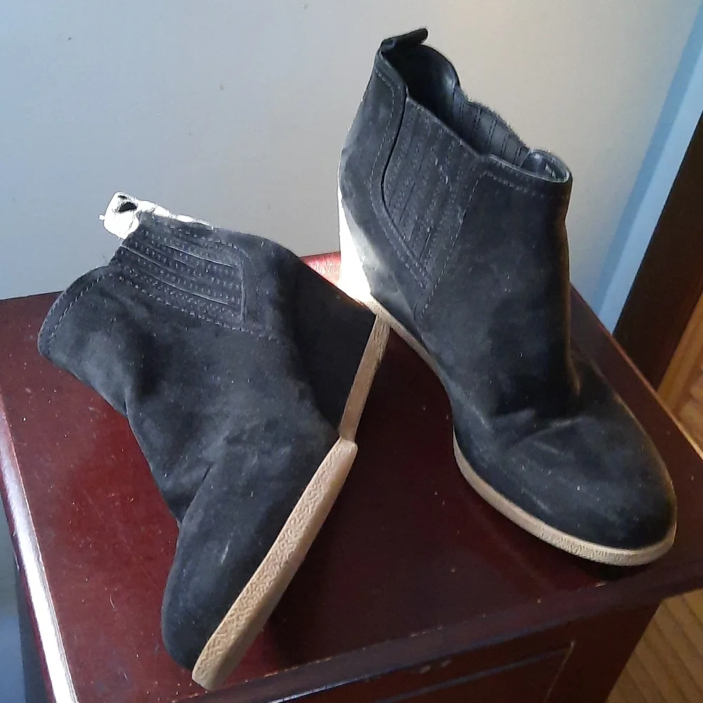 DV8 Dolce Vita Bria Black Suede Wedge Bootie Size 8.5